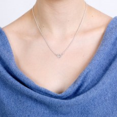 Cut out single star necklace